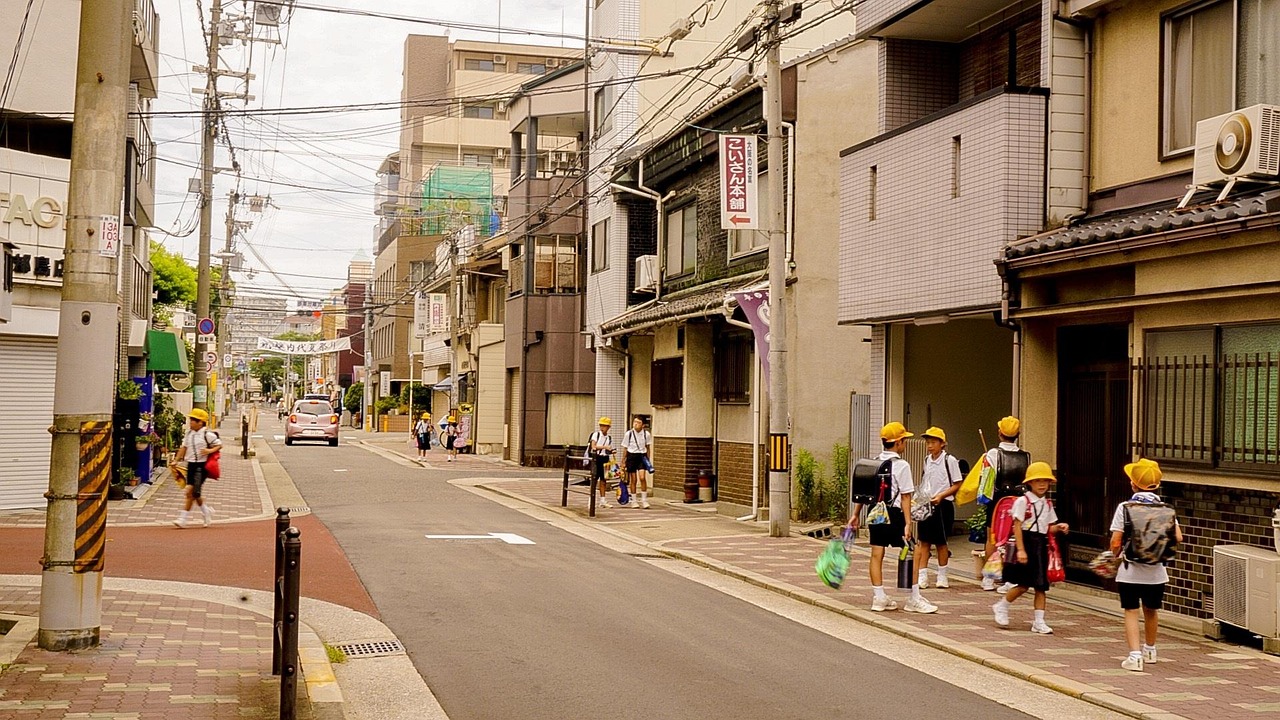 ランドセルを背負って登校する日本の小学生たち