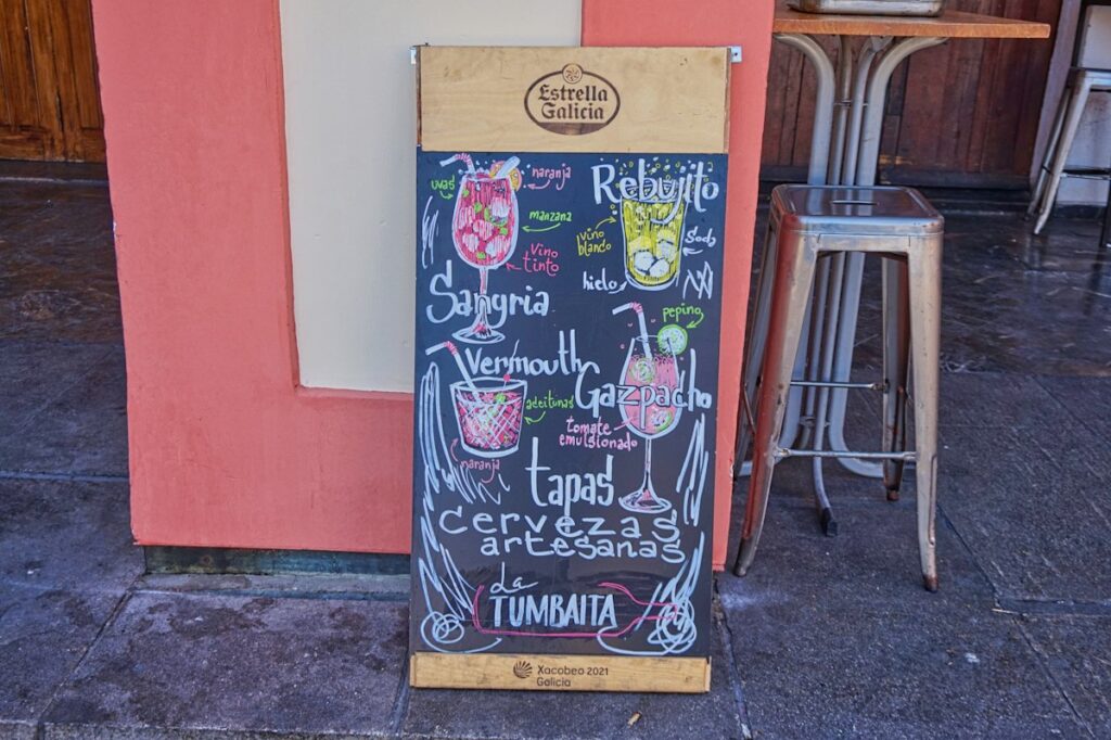 スペイン語でドリンクやタパスが手書きされた、お店の前の黒板メニュー