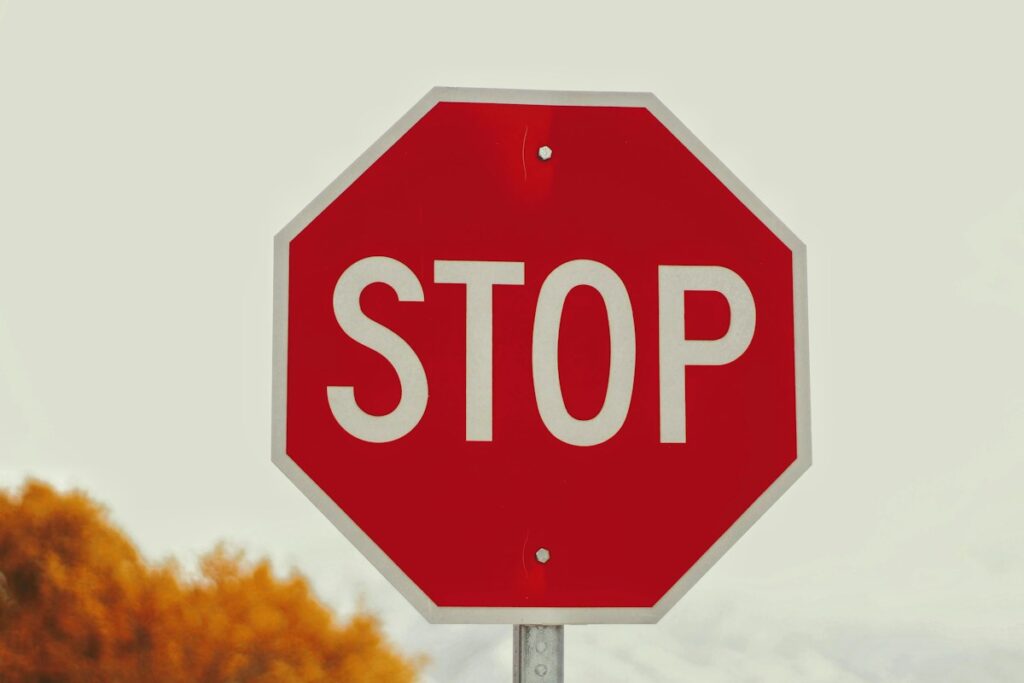 赤い「STOP」の道路標識